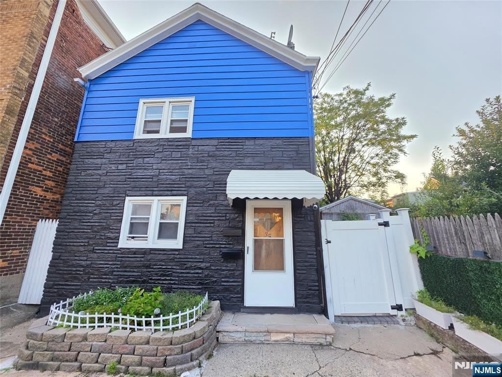 35 Gaston Avenue – photo 1