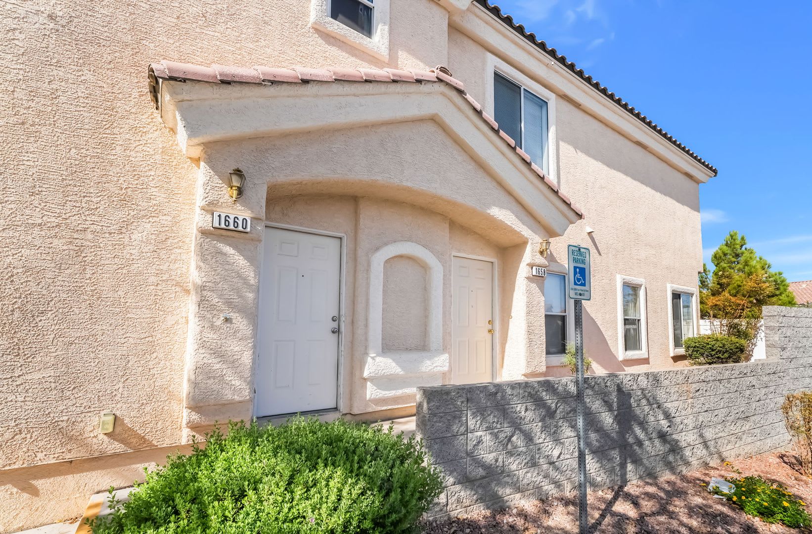 Comfort, Convenience & Community Living in Gated Henderson! – photo 3