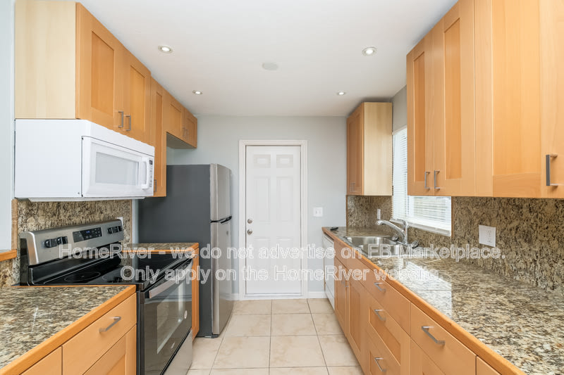1628 Arizona Ave NE – photo 4