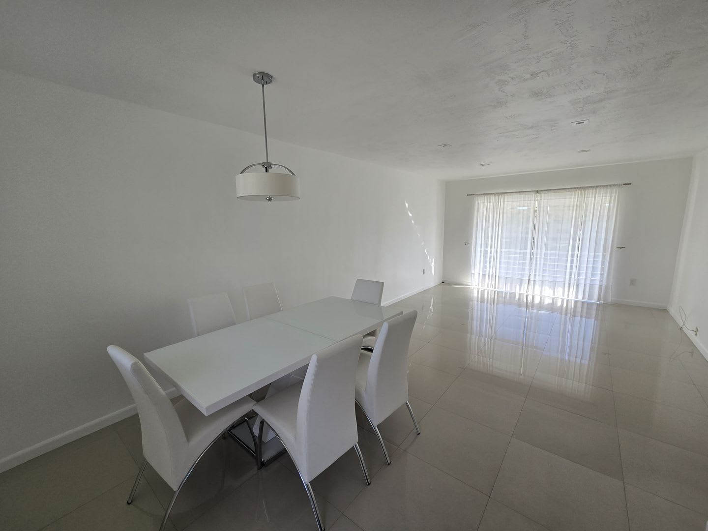 2-Bed, 2-Bath Miami Condo in HOA Community – Pool, Laundry On-Site – photo 2
