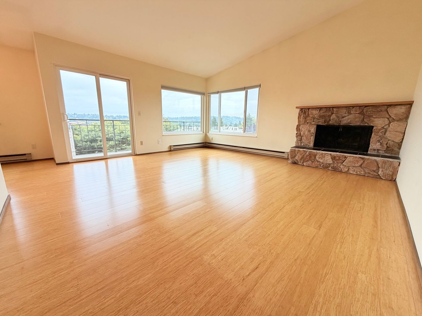 Bright Penthouse Corner Unit w/Garage Parking included – photo 2