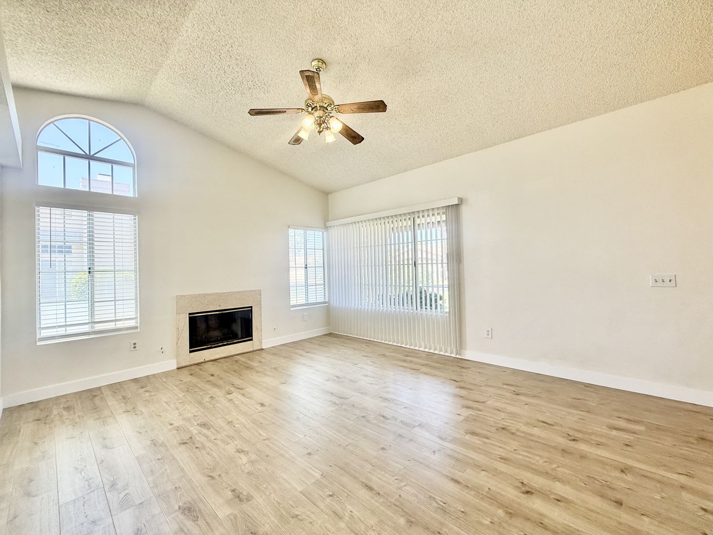 AVAILABLE NOW! 3 Bedroom 2 Bathroom Home in Golden Sun Estates! – photo 4