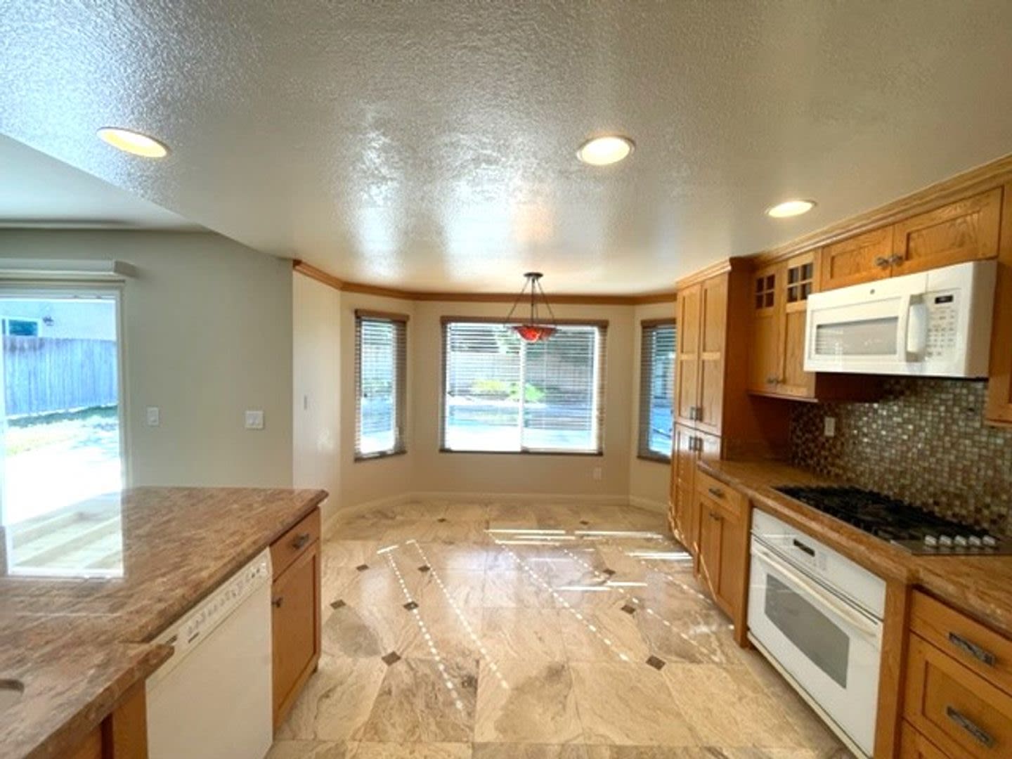 Gorgeous Bonita home with a pool – photo 3