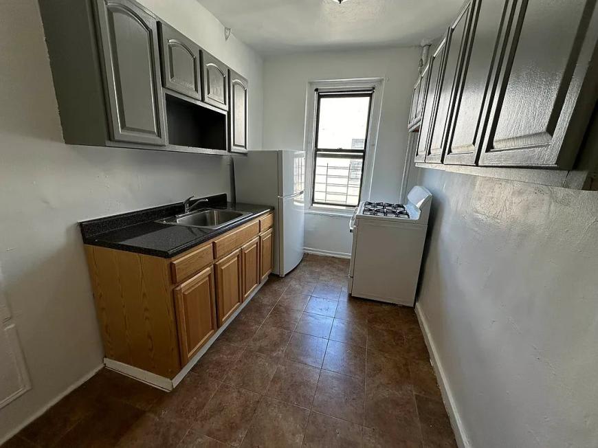 2090 Grand Concourse – photo 1