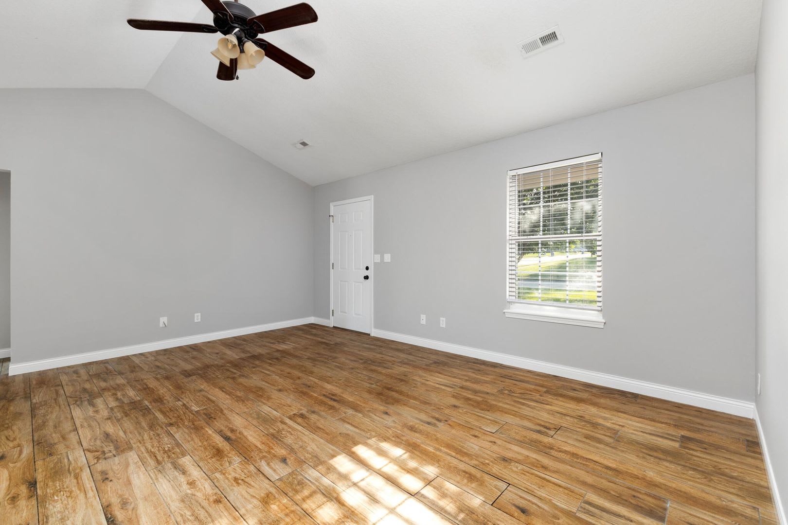 Fabulous 3 Bed 2 Bath House! – photo 4