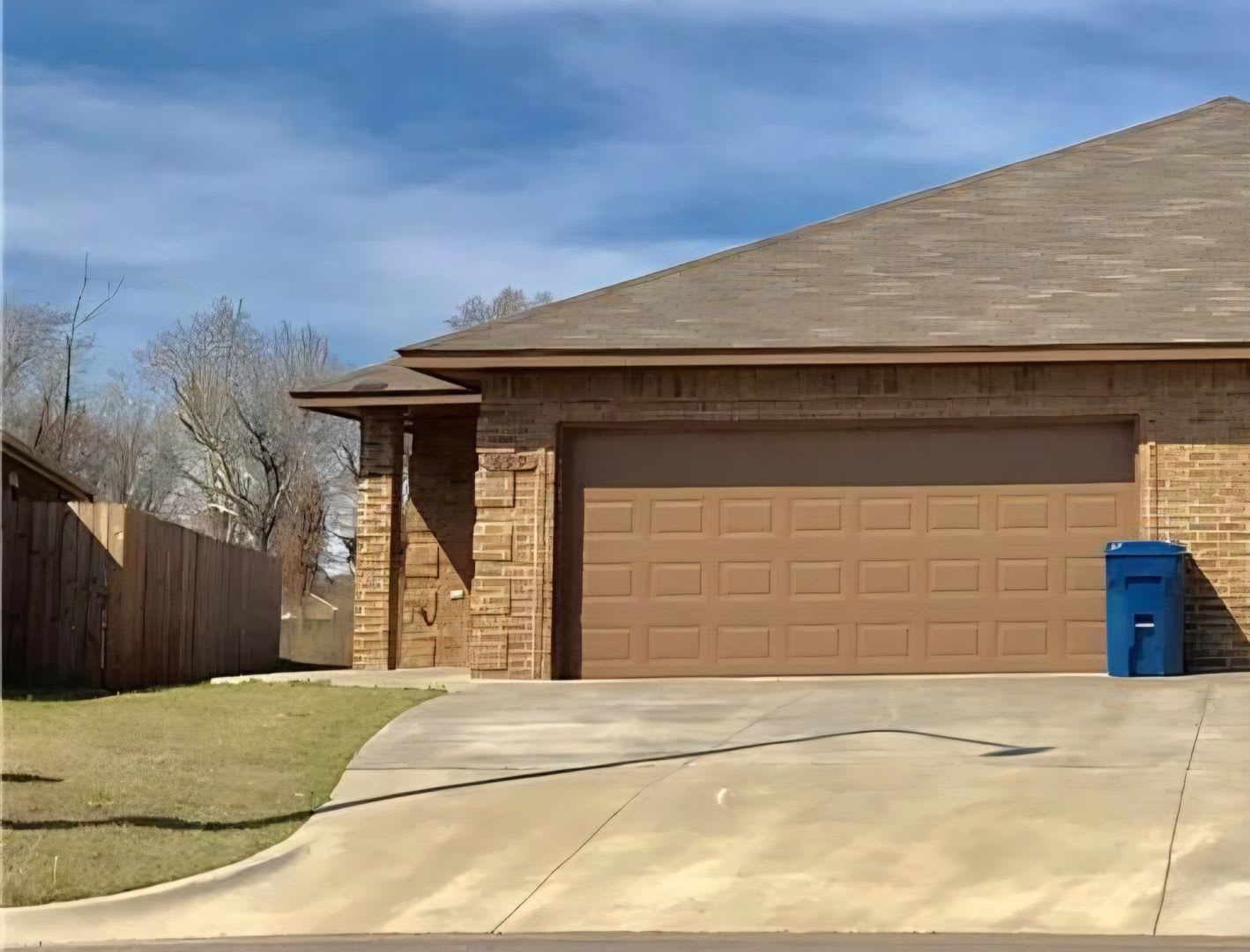 3Br 2Ba Duplex With 2 Car Garage – photo 1