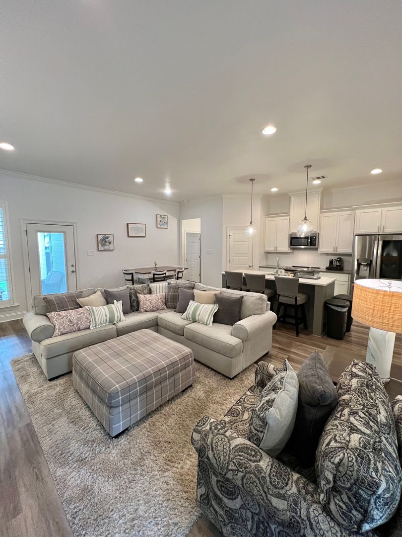FULLY FURNISHED 3 BEDROOM HOME – photo 2