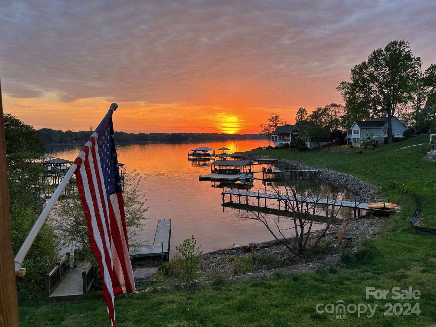 Lovely waterfront home with pier for rent – photo 2