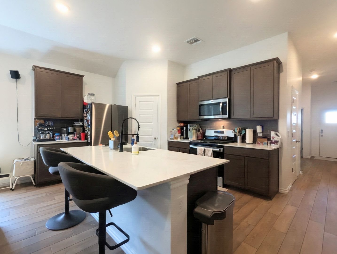 Beautiful 4-Bedroom Yukon Home with Study, 3 Full Baths & Fenced Backyard – photo 4