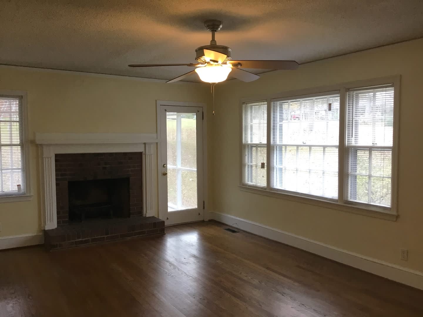 Two bedroom house with large yard in Bel Air Acres!! – photo 5
