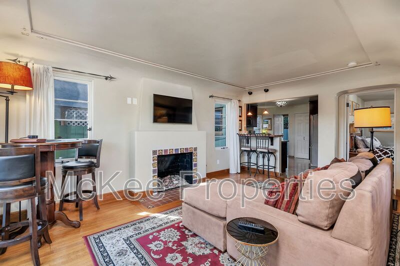 900 E Avenue – photo 5