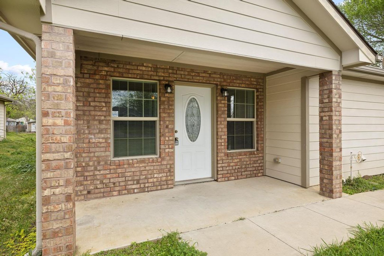 Step Into Comfort And Modern Convenience With This Charming 3 Bedroom 2 Bathroom Home In Sherman Texas – photo 4