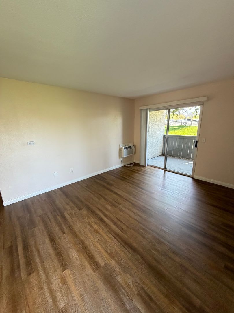 2Br 1Ba Lakeside Ground Floor Condo With 1 Car Detached Garage 1 Uncovered Parking Space Community Pool – photo 2