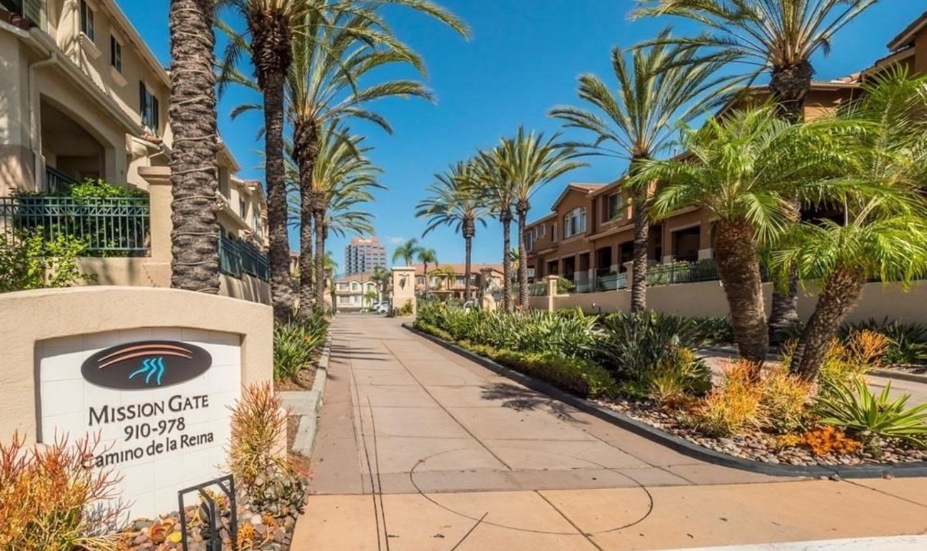 3 Bedroom 2.5 Bath Corner Townhouse with Attached 2 Car Garage in Mission Valley! – photo 2