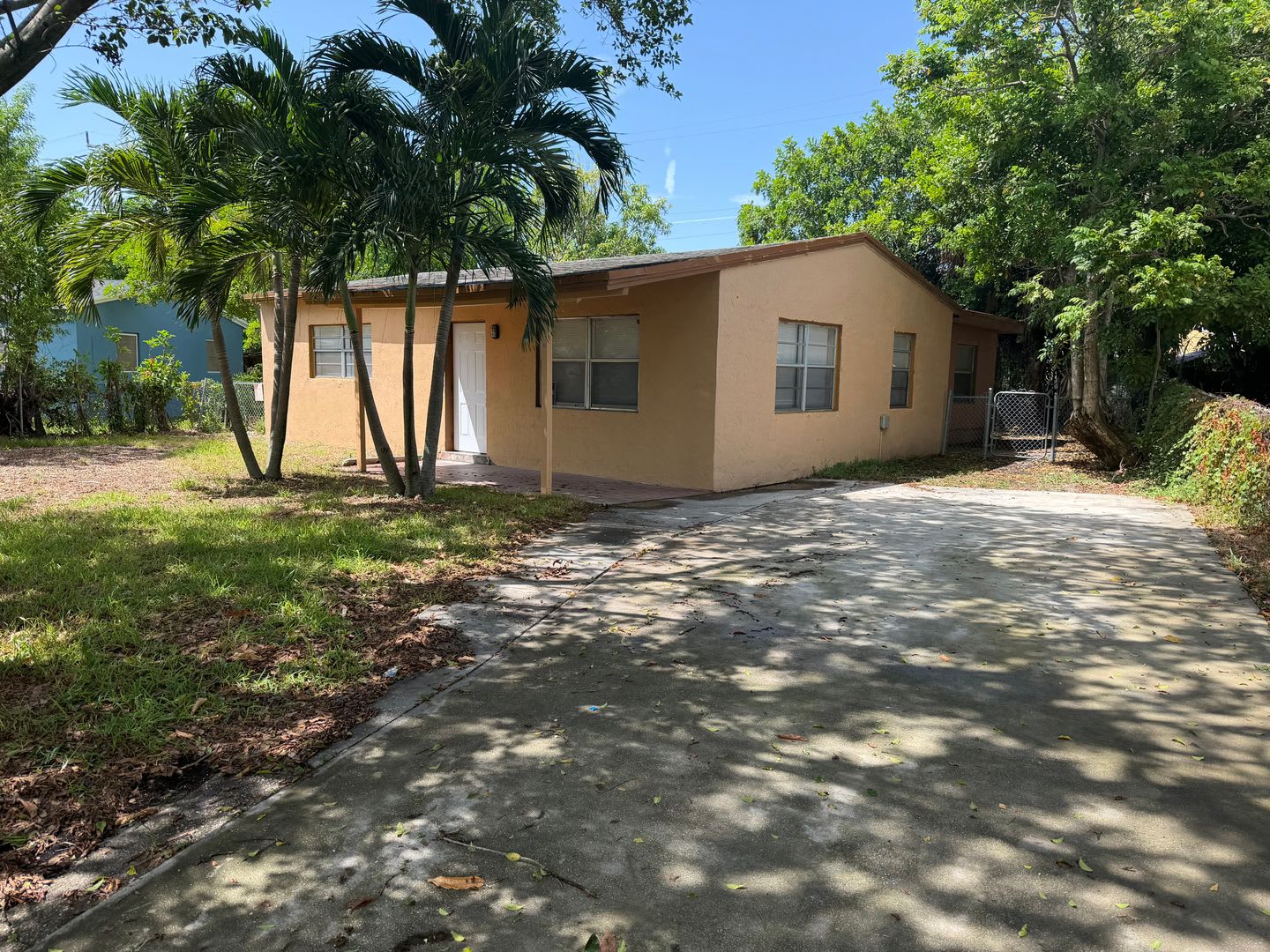 Available 3/2 home with updated bathrooms. – photo 1
