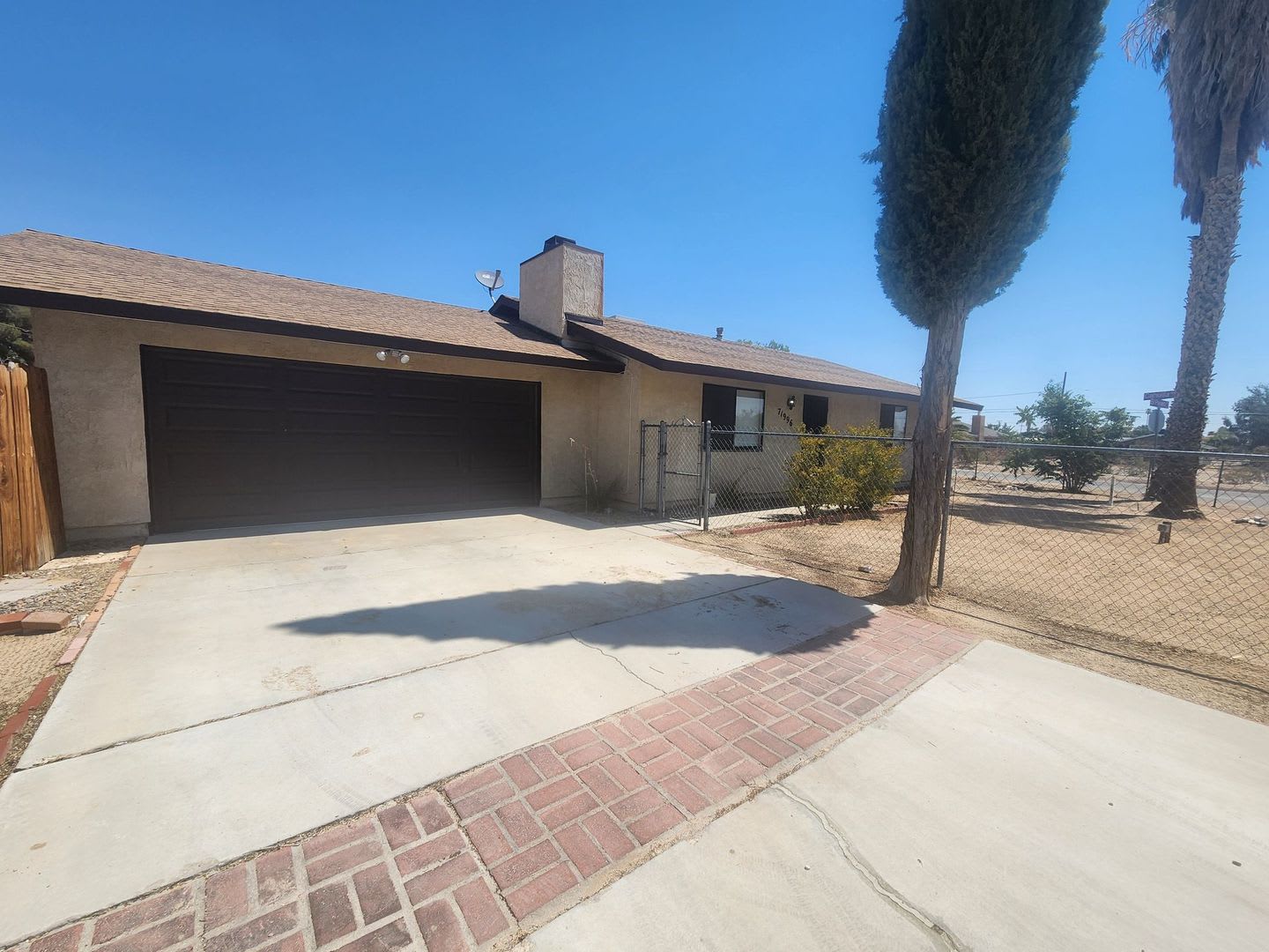 Corner Lot 2 Bedroom w/ 2 Car Garage – photo 2