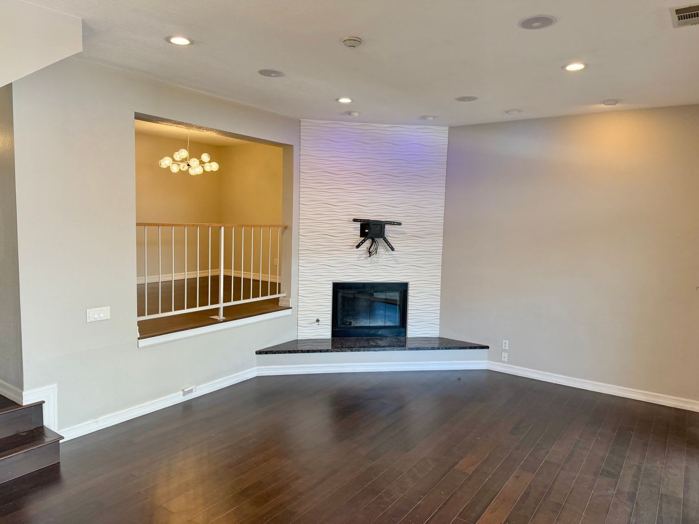 Spacious 3 Bedroom Townhouse 3 blocks from the ocean – photo 1