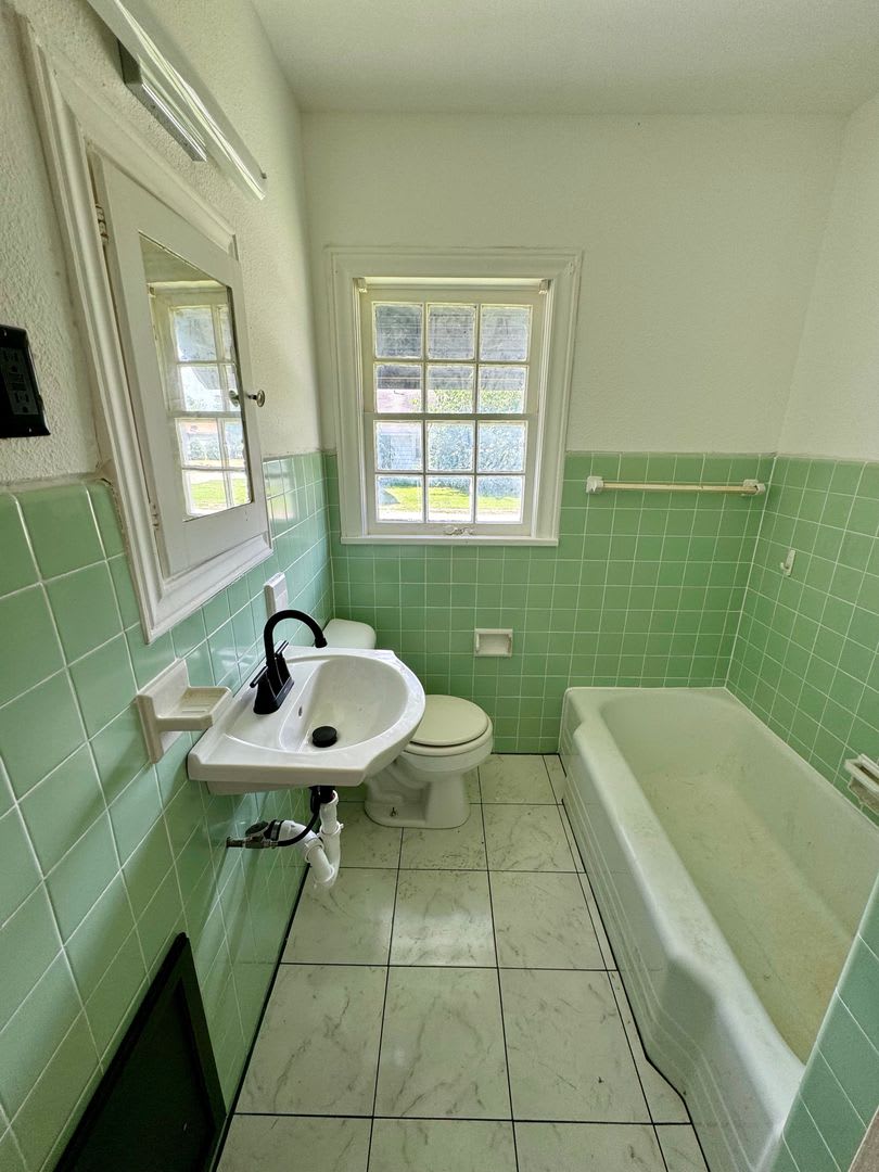 2 Bedroom 1 Bath with Hardwoods for Rent – photo 4