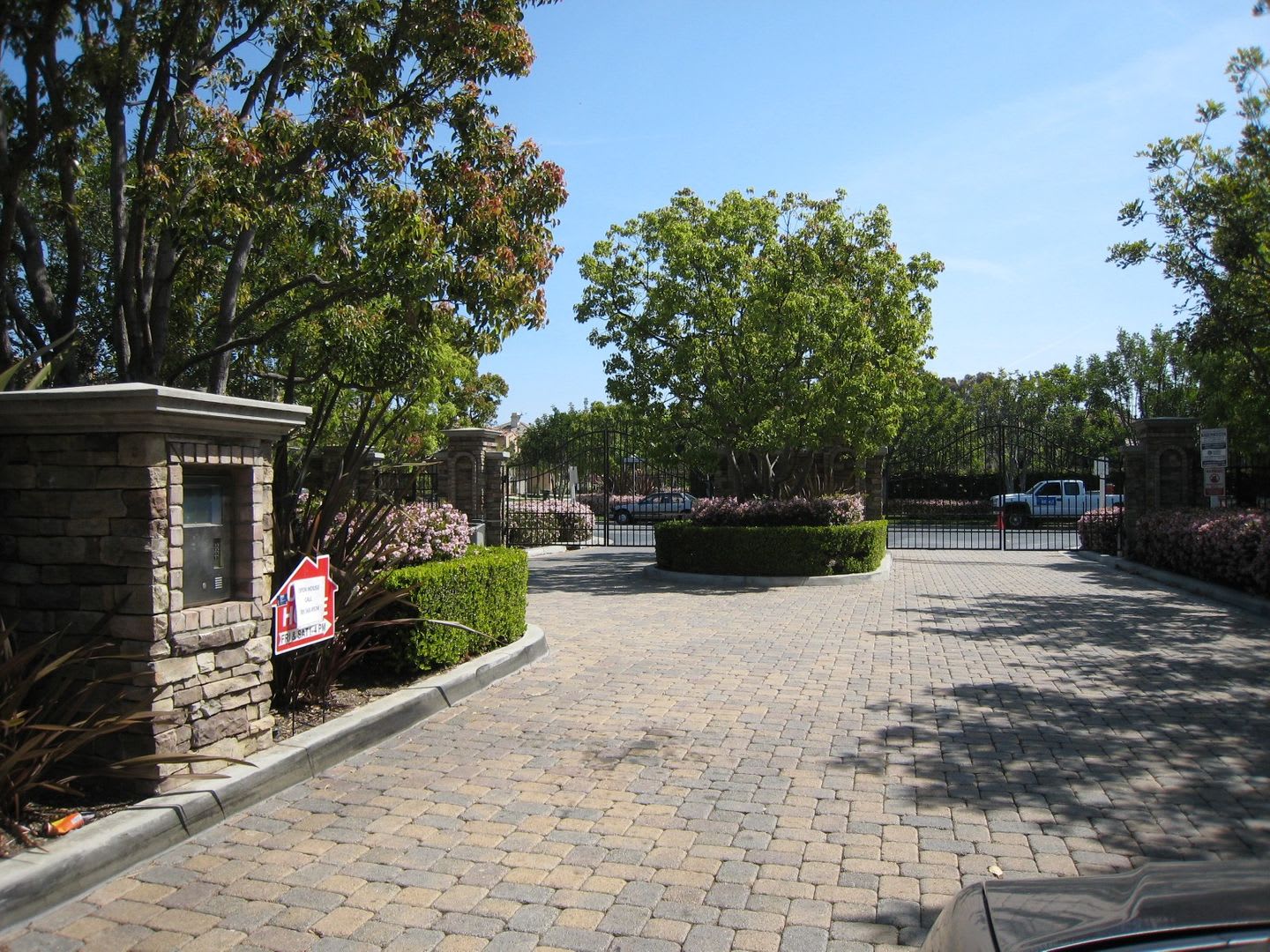Exquisite 3 Bed 2.5 Bath Two Story Condo, Gated Complex, South Coast Metro – photo 2