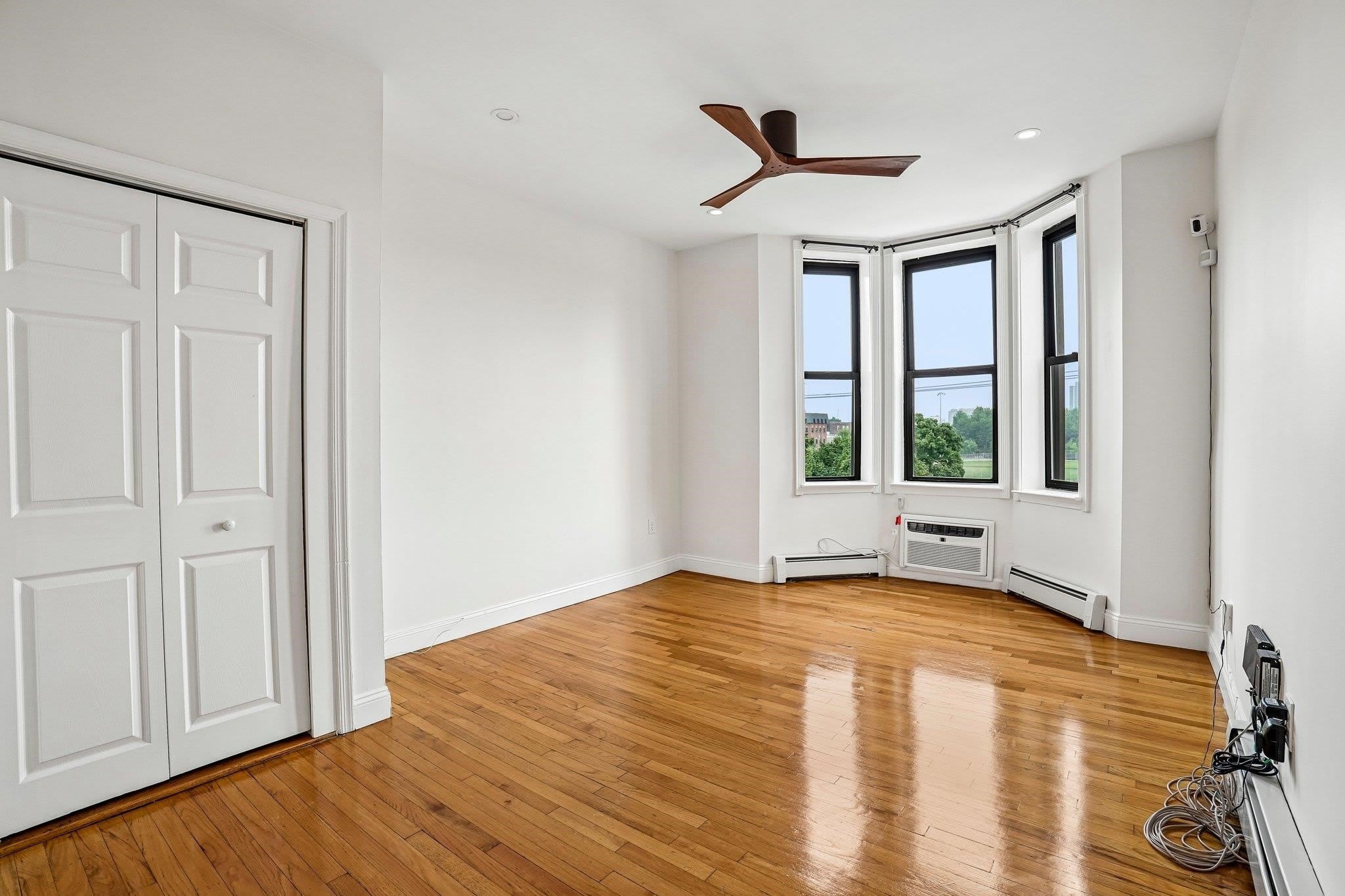 82 MANHATTAN AVE – photo 5