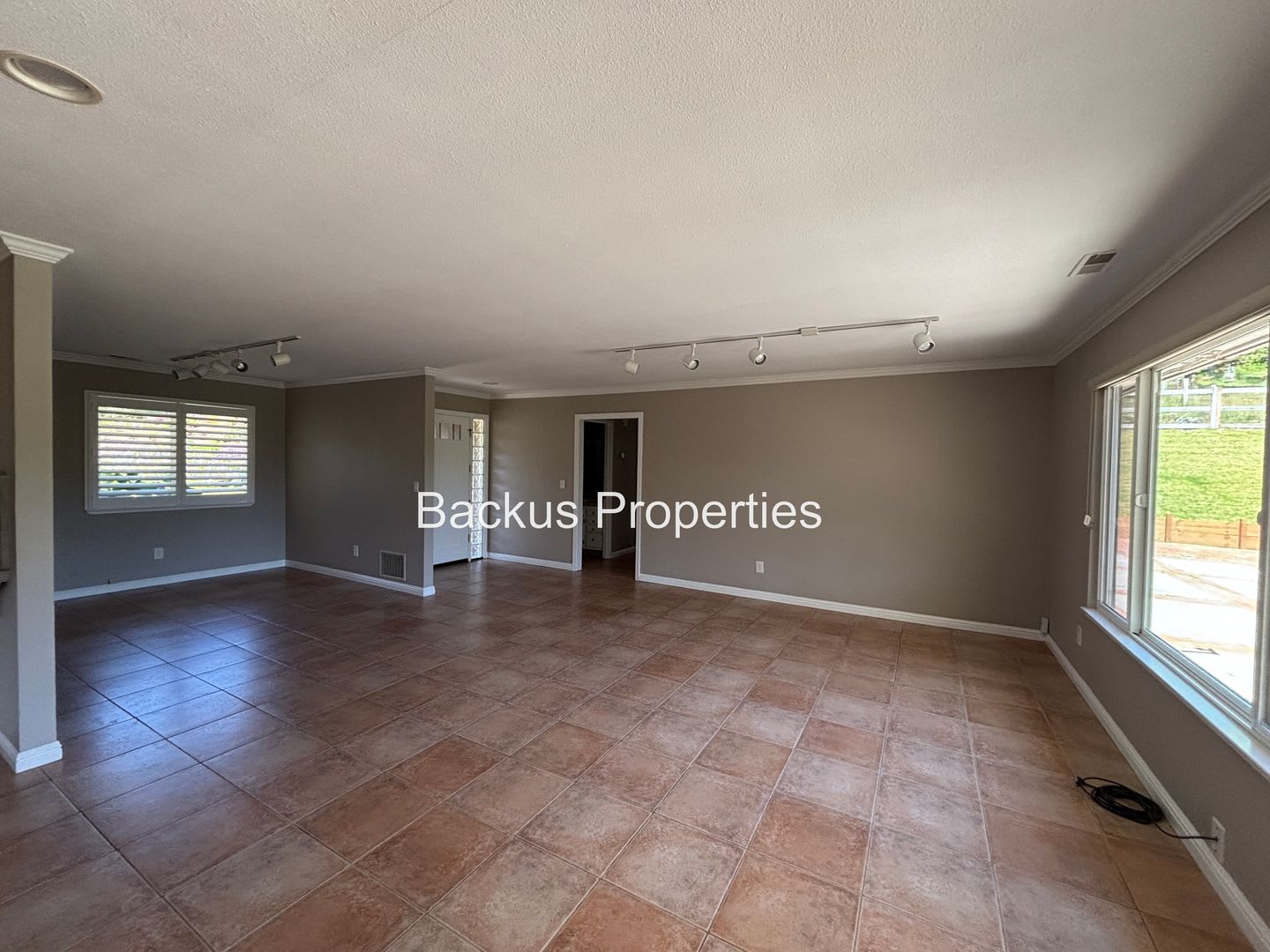Wonderful three bedroom home on an acre lot in Royal Oaks – photo 4