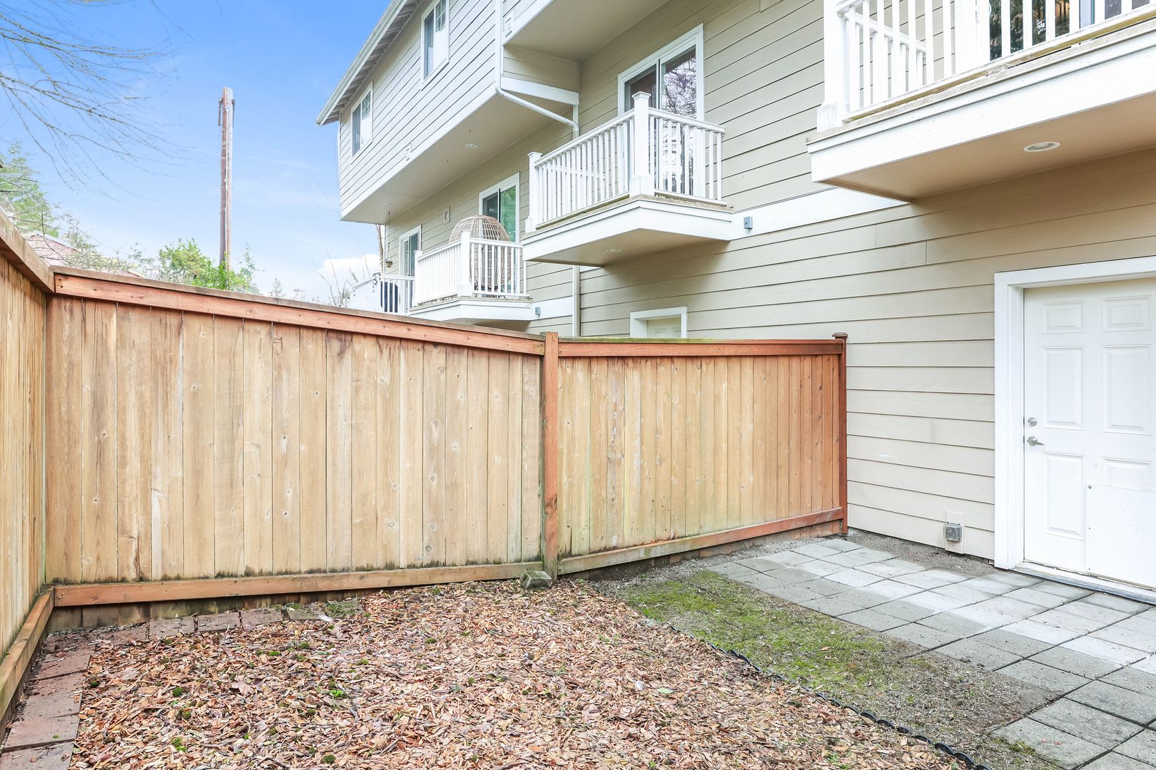 Bright and inviting townhome located in a charming community in Mountlake Terrace. – photo 3
