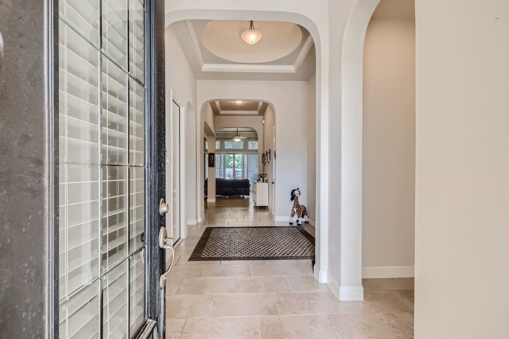 Stunning 4BR/3Bath 1-story luxury home in Alamo Ranch – photo 4