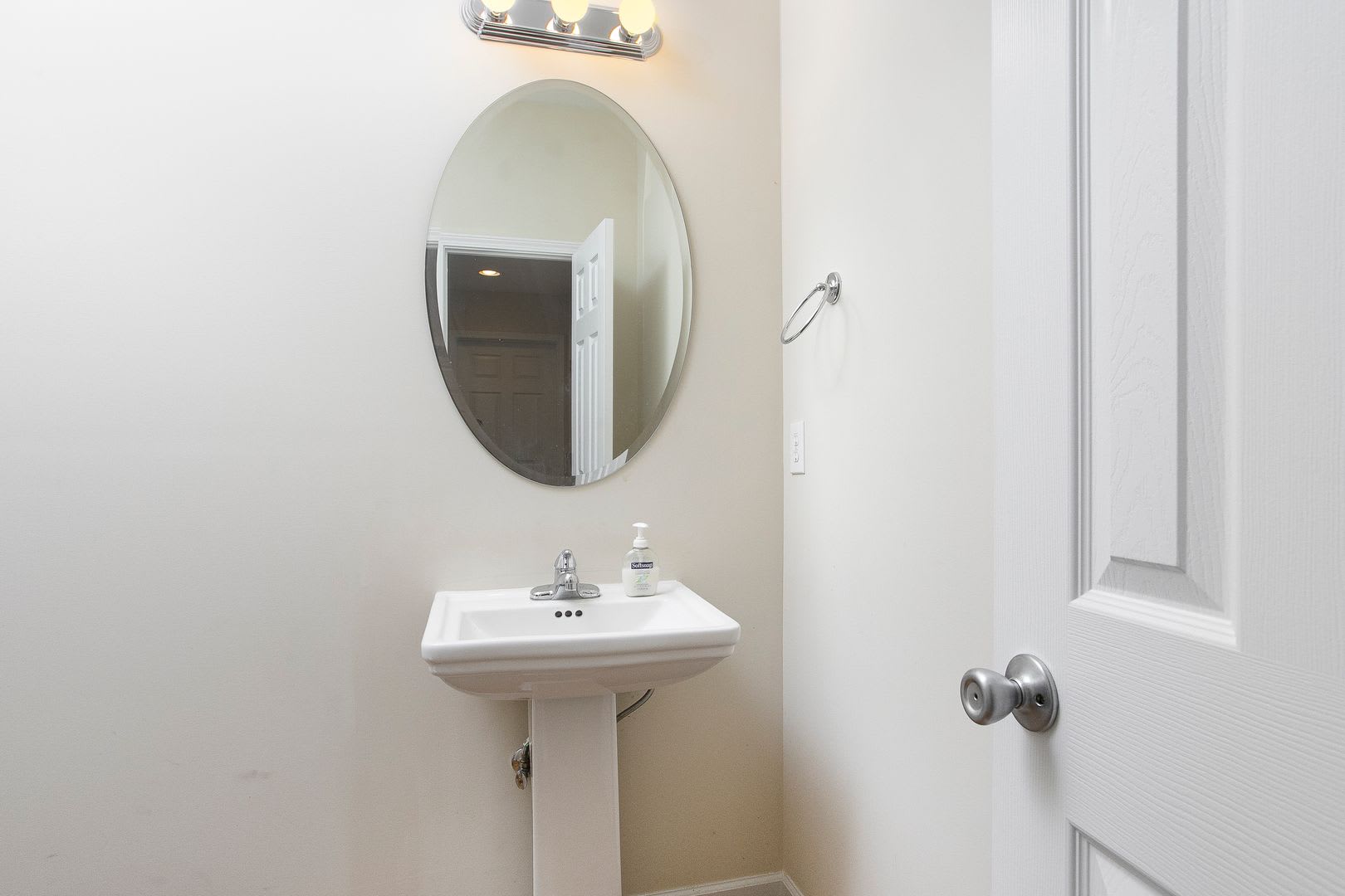 Beautiful 3 Bedroom/ 2.5 Bath Townhome in Northern Durham! Available Now! – photo 4