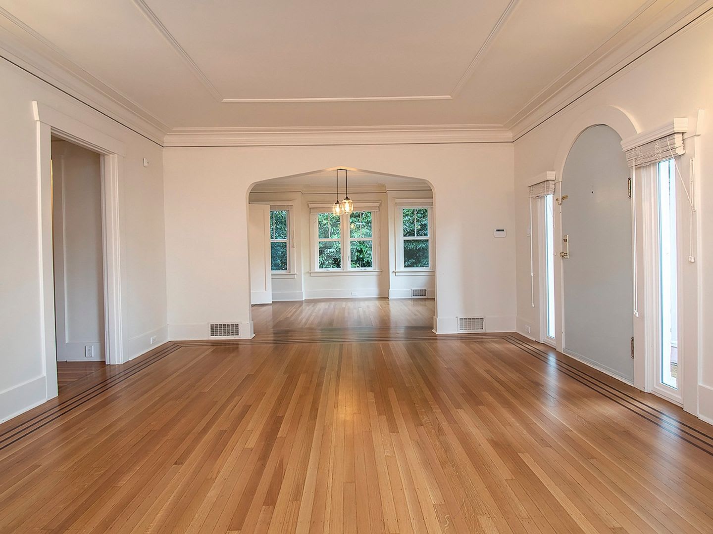 Spacious, Refurbished House on Private Drive with Outdoor Space – photo 2