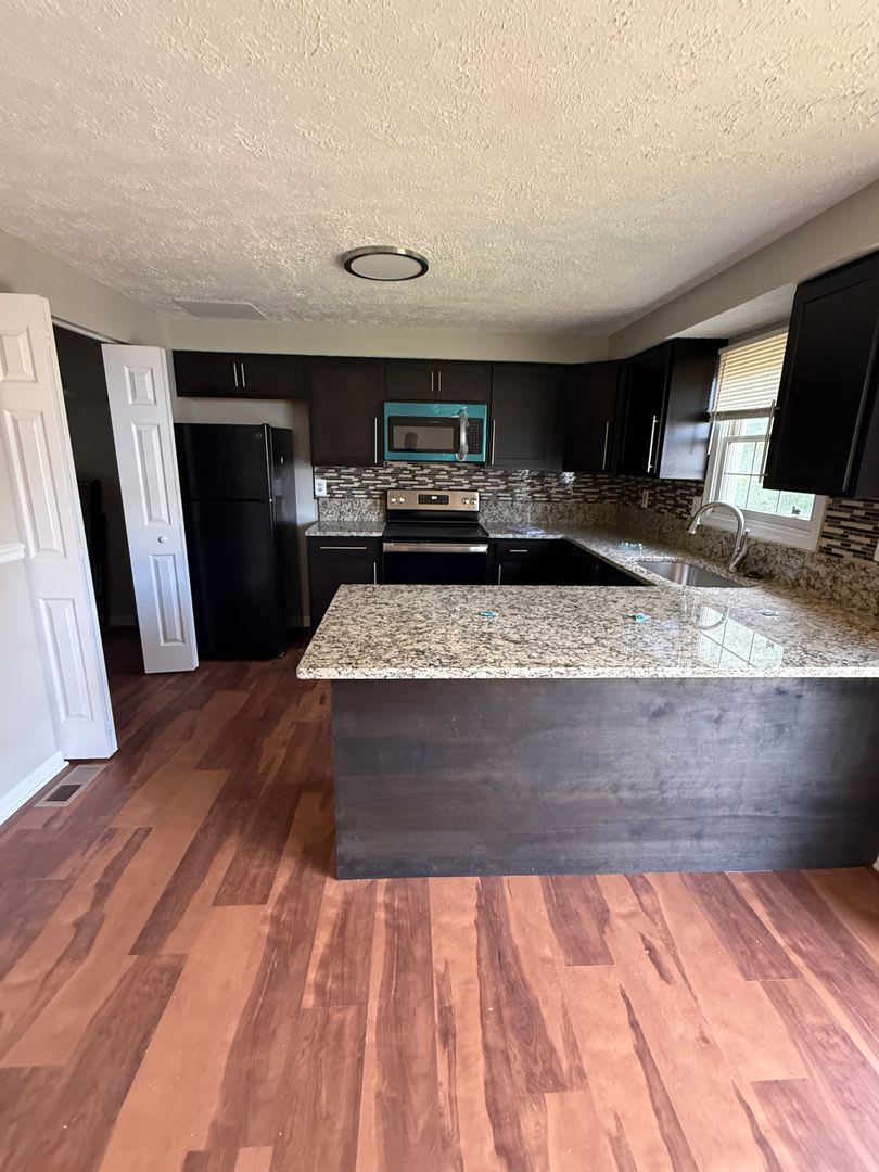 Spacious Townhome for Rent! Central Air! Finished Basement! Gourmet Kitchen! Available Now! – photo 3
