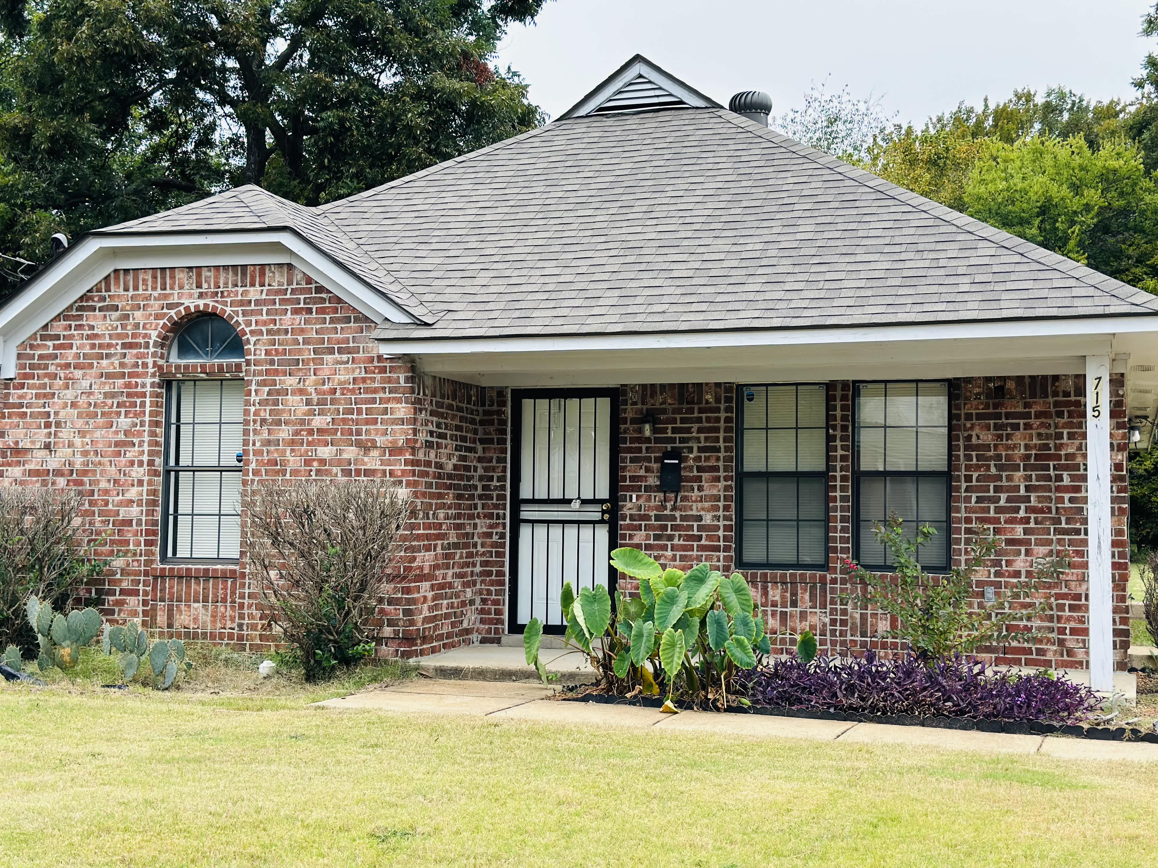 715 Ayers St – photo 1