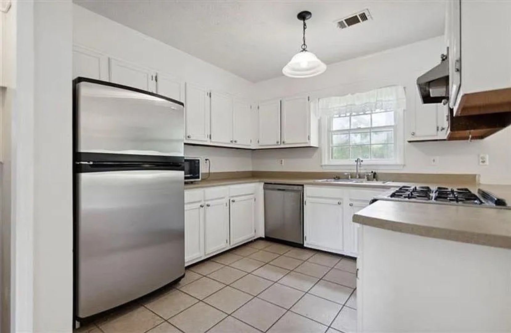 Room in 4 Bedroom Home at Brooks Dr – photo 3