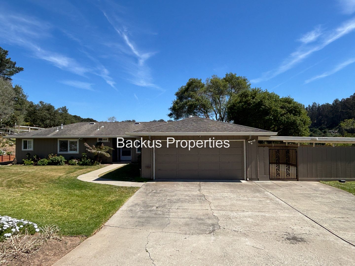 Wonderful three bedroom home on an acre lot in Royal Oaks – photo 1