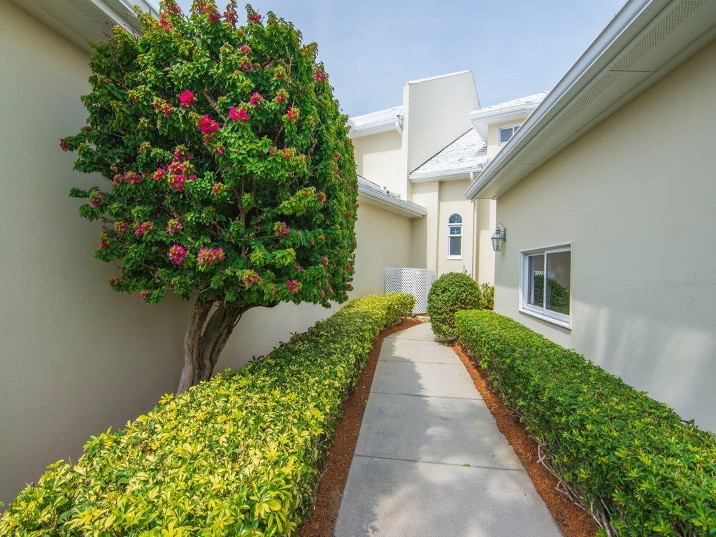 560 N Monterey Drive – photo 3