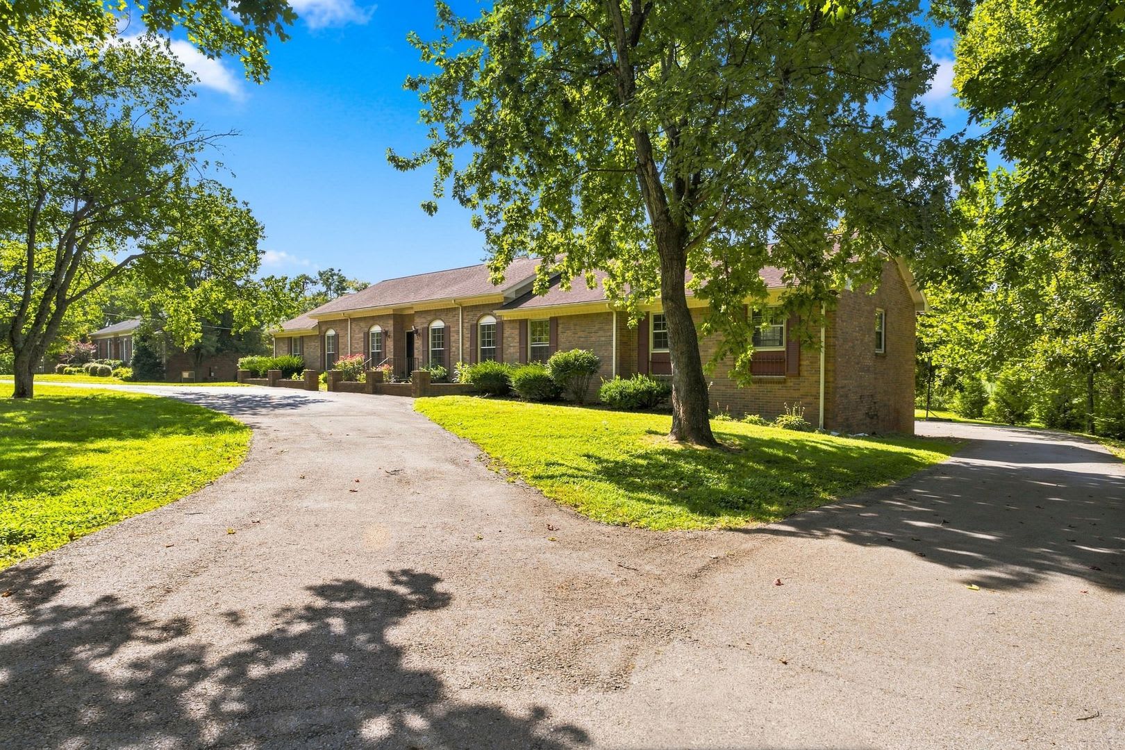 Rare Brentwood Rental Available – photo 3