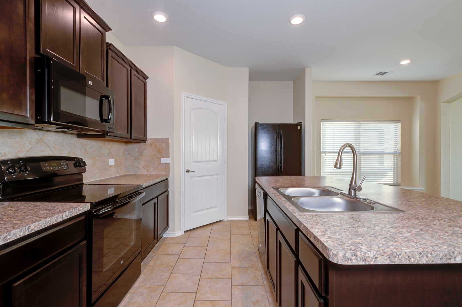 New one story rental home in NE San Antonio available for asap move in. – photo 5