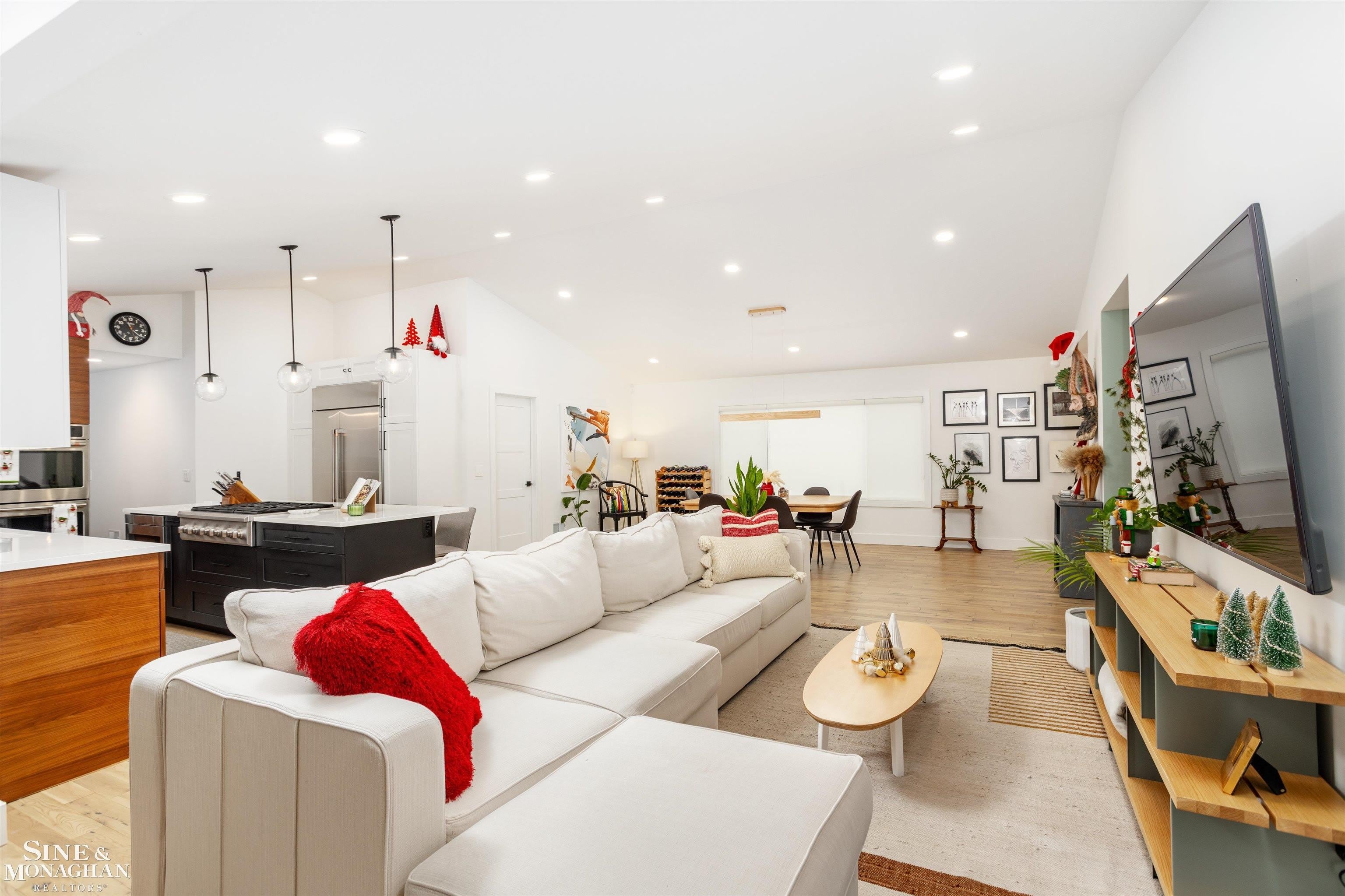 685 Bedford Lane – photo 2