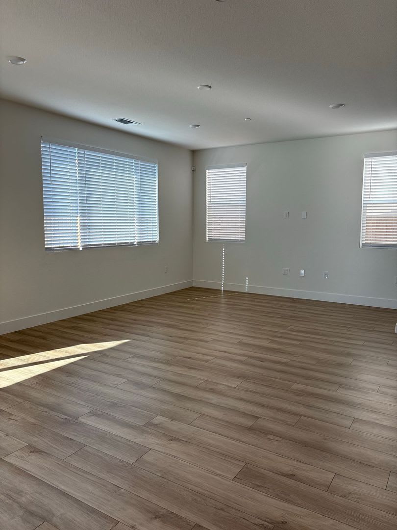 Gorgeous 4 Bedroom Home in Quiet Hollister Neighborhood – photo 4