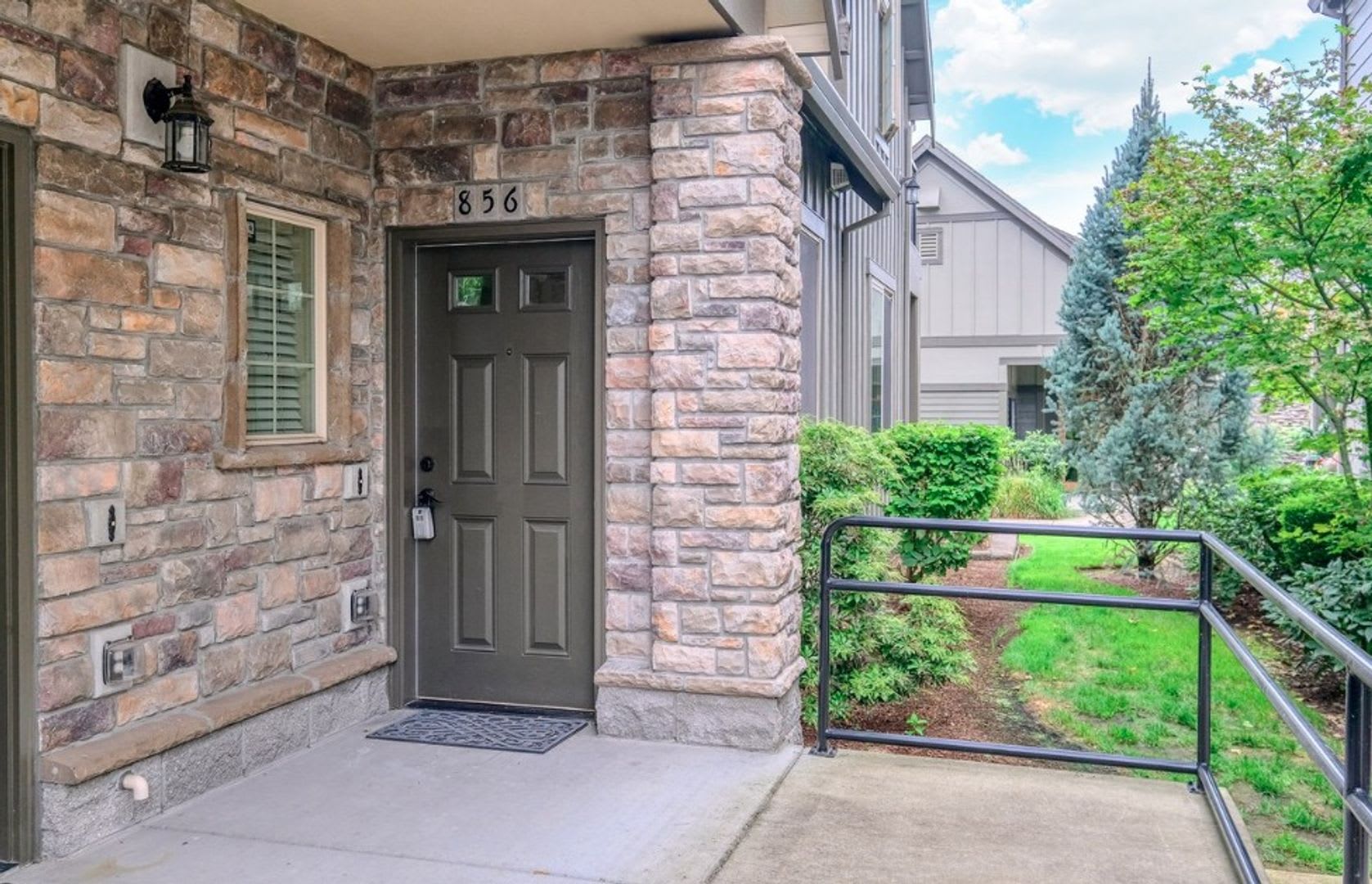 Beaverton Condo with Private Patio & Community Amenities – photo 2