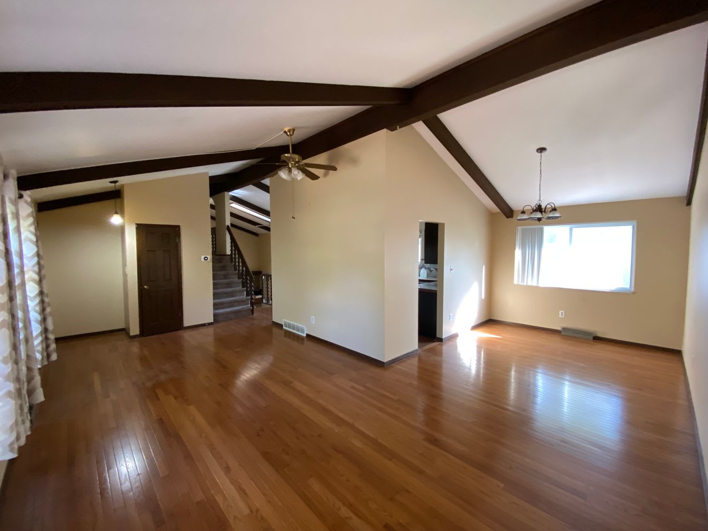 Spacious 4-Bed Rental in Aurora Featuring High Ceilings and Large Yard – photo 5