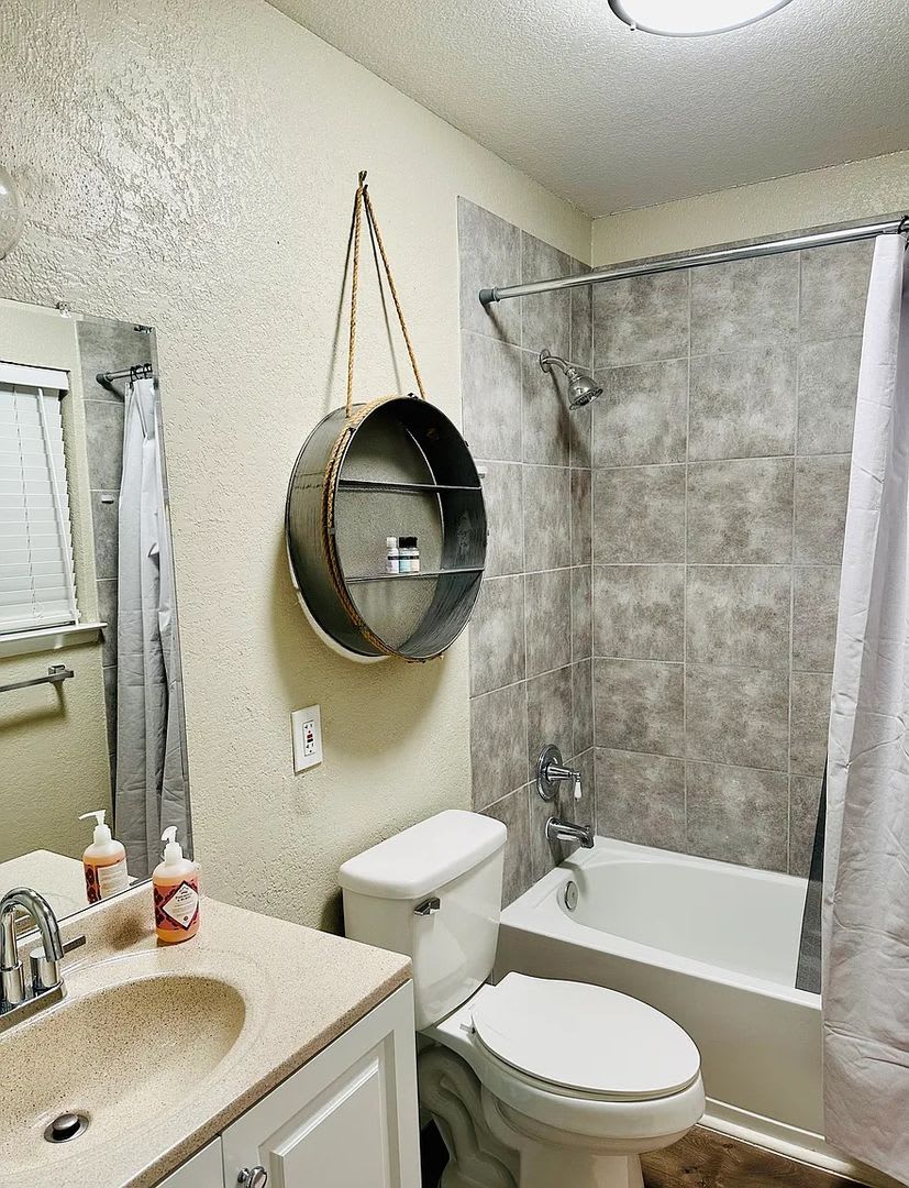Room In 3 Bedroom Home At Pan Am Expy – photo 2