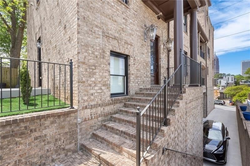 631 Boulevard NE – photo 3