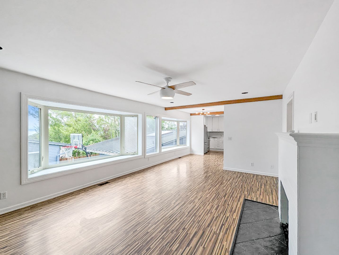 Seattle Gem: Luxurious 2-Bed Oasis with Hot Tub, Garage, and Prime Location – photo 3