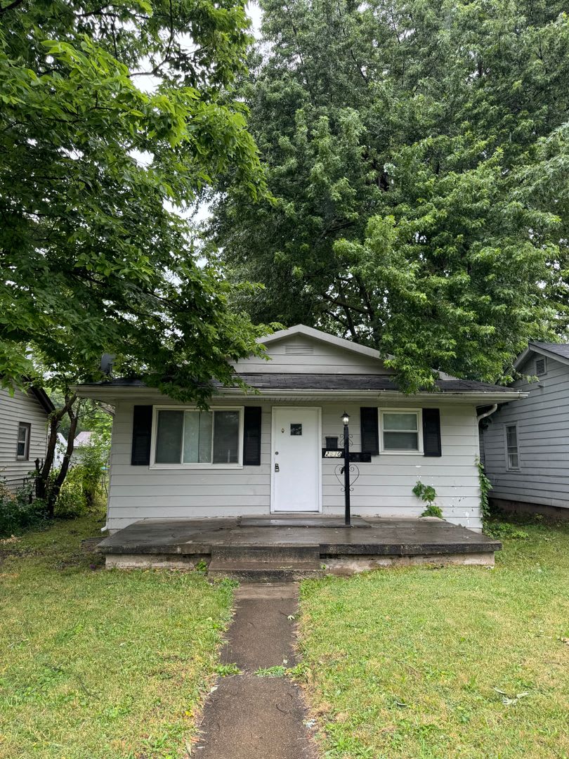 East side – photo 1