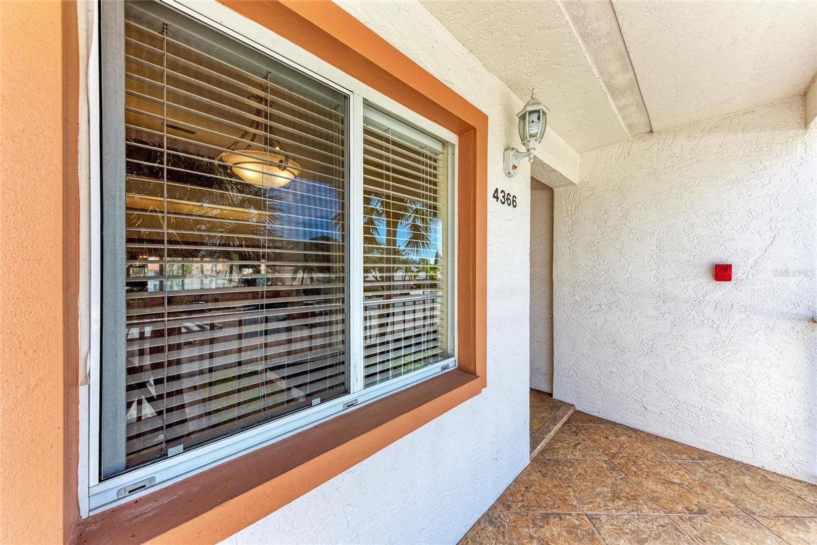 Furnished 2 Bedroom – photo 2