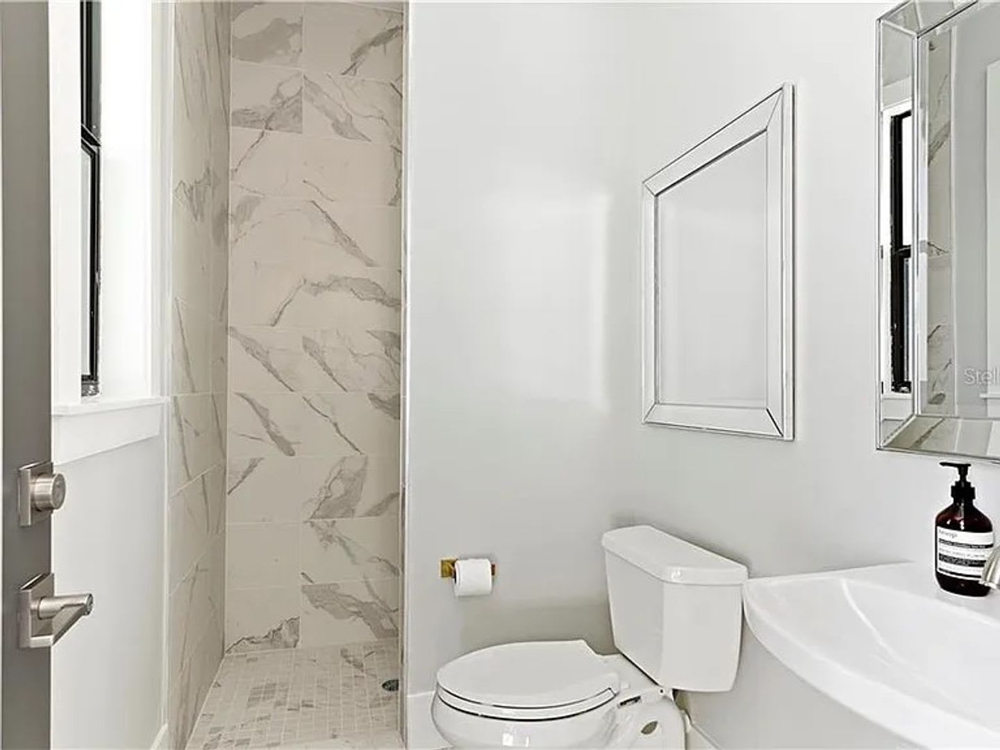 Exquisite 4-Bed, 5.5-Bath Executive Retreat with Lap Pool in Prime Winter Park Location – photo 4