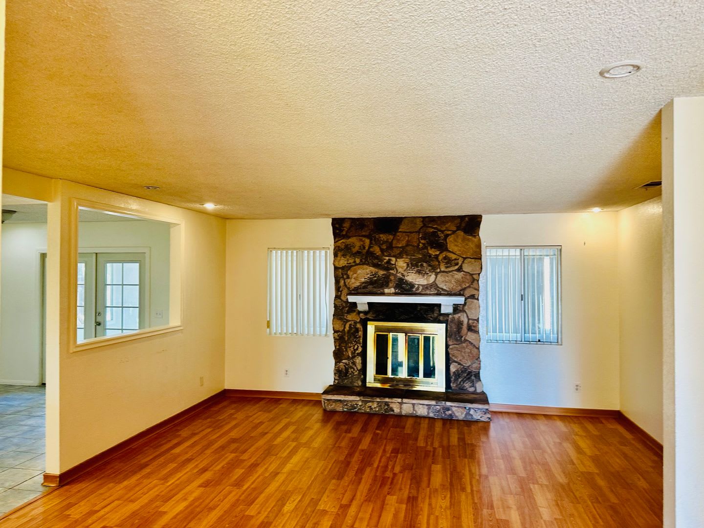 Charming 3 Bedroom, 2 Bath Home with Sunroom – Hesperia – photo 4
