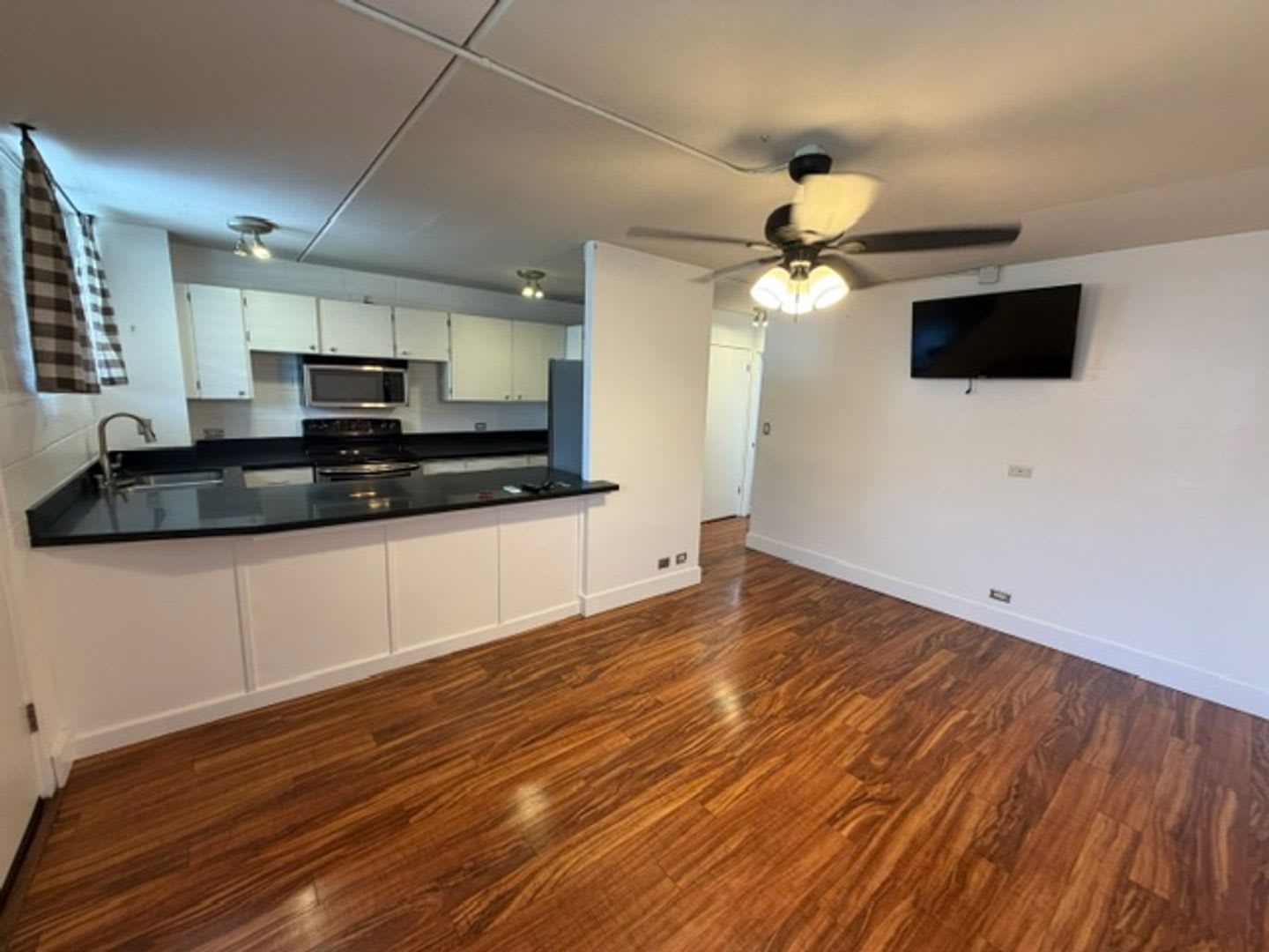 1/1 w/ 1 covered secured parking near Downtown- Electricity included – photo 2