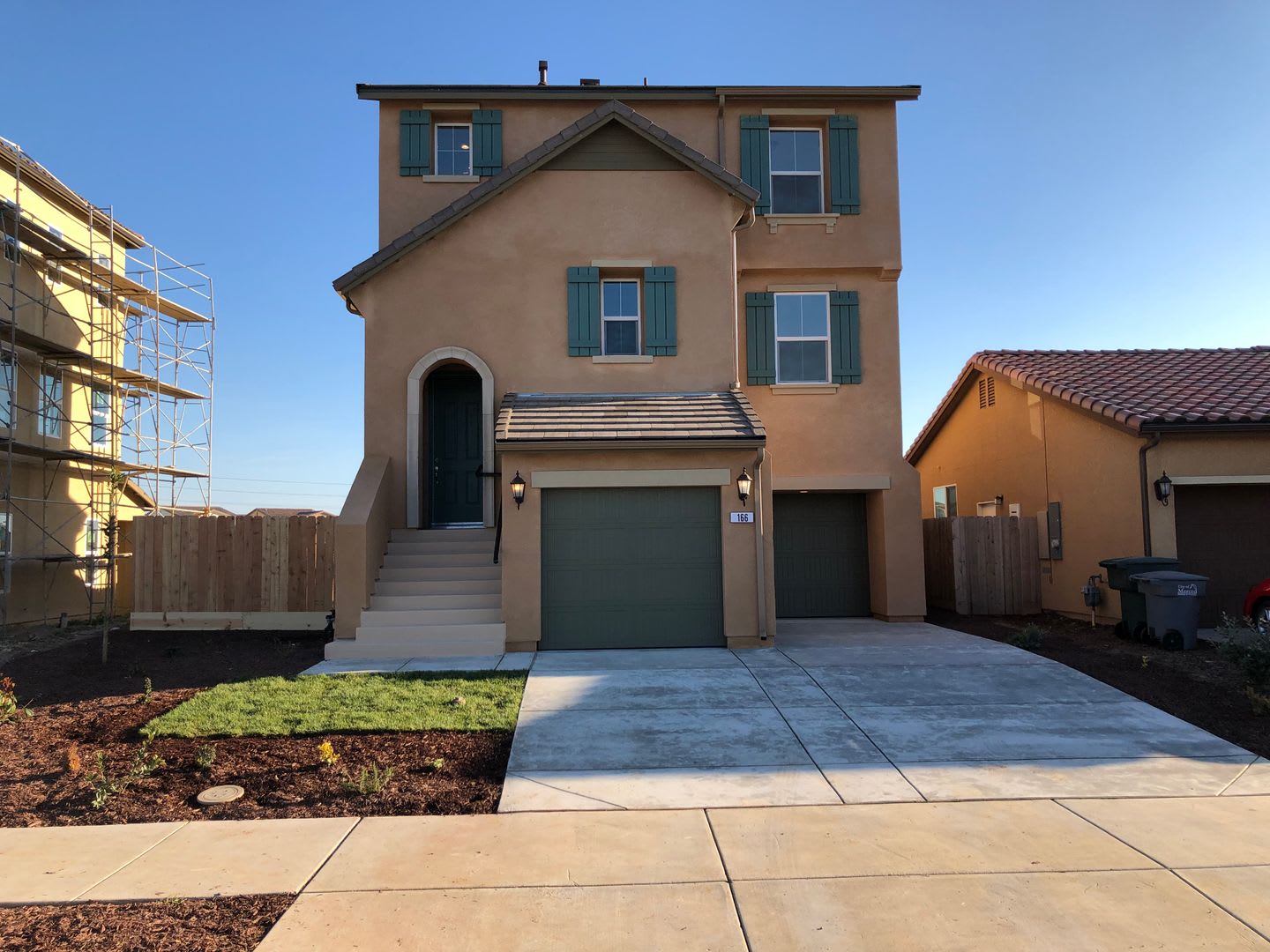 166 Barker LN. Merced. Available now! – photo 1