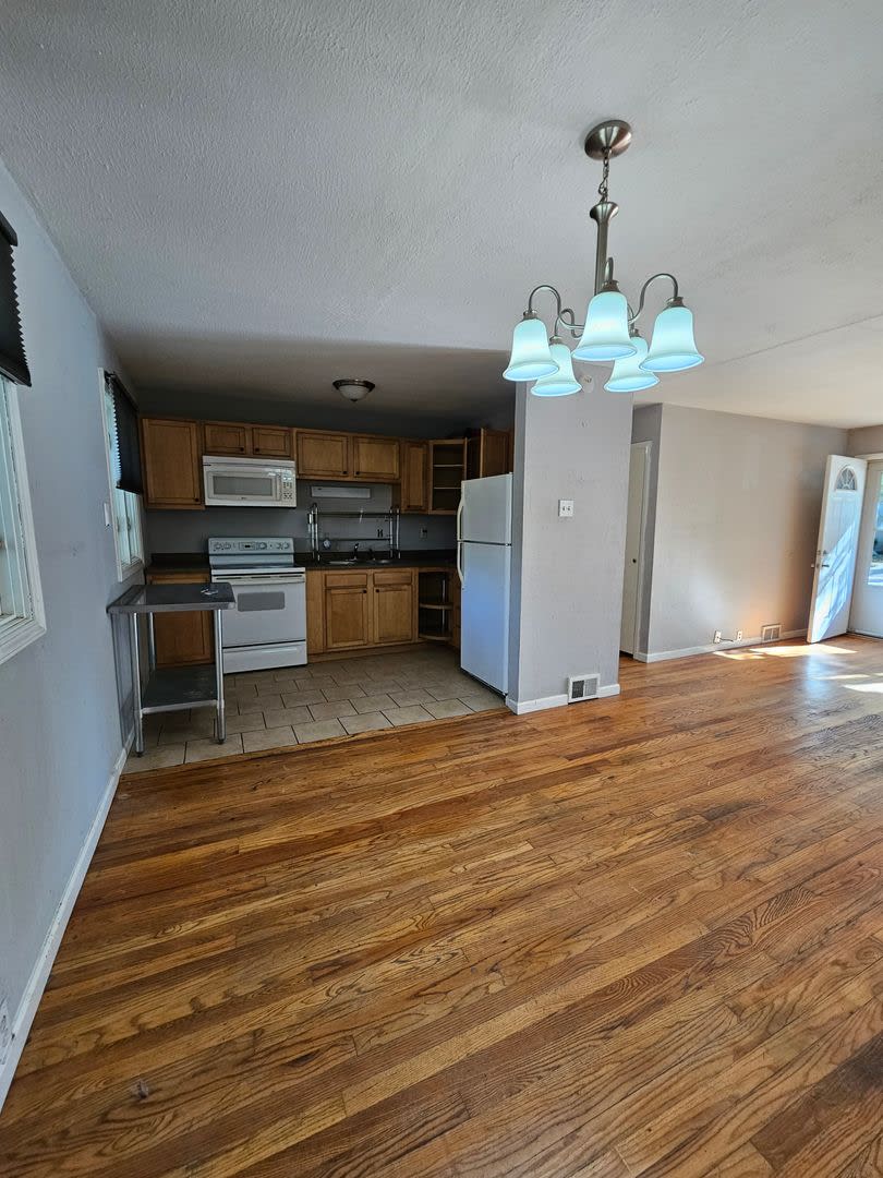 3 bedroom with hardwood floors – photo 4